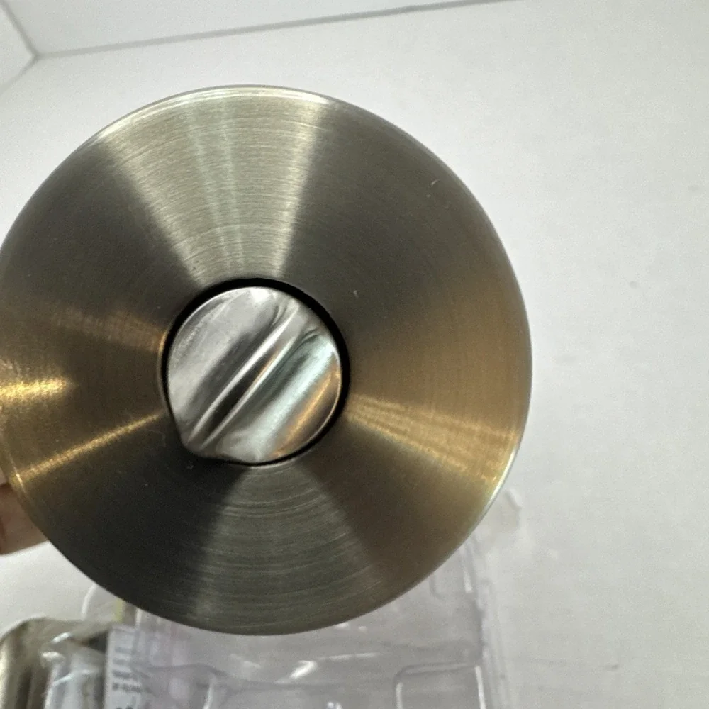 Kwikset Arroyo Entry Door Knob with‎ Lock and Key 97402-941